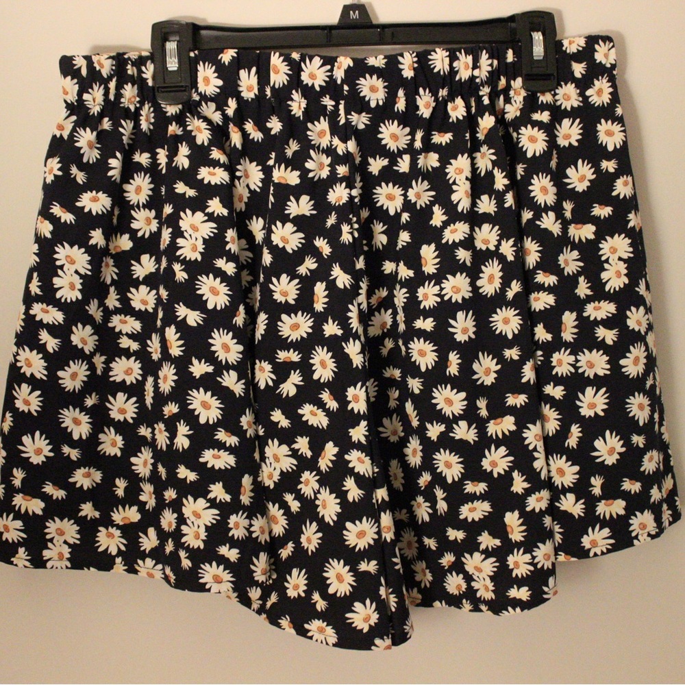 SHEIN VCAY Plus Daisy Print Wide Leg Shorts